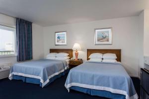 Ein Bett oder Betten in einem Zimmer der Unterkunft Mariner Inn And Suites
