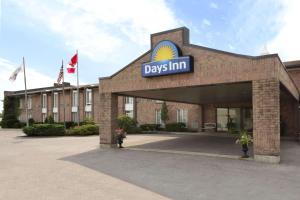 un edificio con un letrero de un día de posada delante de él en Days Inn by Wyndham Brantford, en Brantford