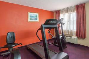 una habitación con un gimnasio con cinta de correr en Red Carpet Inn Elkton, en Elkton