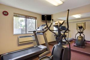 een kamer met een fitnessruimte met een loopband en een raam bij Days Inn by Wyndham Clearfield in Clearfield