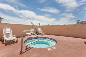 un patio con bañera de hidromasaje y 2 sillas en Days Inn by Wyndham Yuma, en Yuma