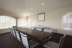 ロックリンにあるDays Inn by Wyndham Rocklin/Sacramentoの長いテーブルと椅子のある会議室 +65枚の写真