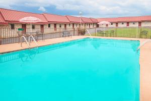 una gran piscina azul en un motel en Days Inn by Wyndham Mountain View en Mountain View
