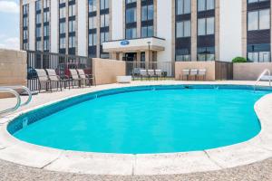 Bazén v ubytování Days Inn by Wyndham Amarillo East nebo v jeho okolí