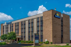 ein Hotelgebäude mit einem Schild auf der Vorderseite in der Unterkunft Days Inn by Wyndham Amarillo East in Amarillo