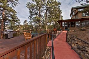 una terraza con parrilla en una casa en The Historic Crag's Lodge, en Estes Park