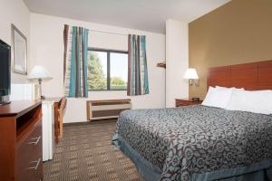 Postel nebo postele na pokoji v ubytování Days Inn by Wyndham Mankato