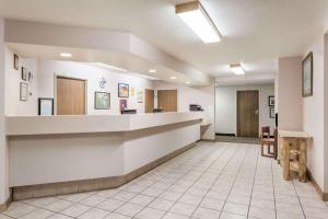 un hall d'un hôpital avec salle d'attente dans l'établissement Days Inn by Wyndham Capitol Reef, à Torrey