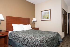 Postel nebo postele na pokoji v ubytování Days Inn by Wyndham Mankato