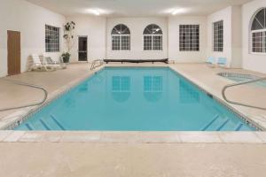 - une grande piscine d'eau bleue dans un bâtiment dans l'établissement Days Inn by Wyndham Capitol Reef, à Torrey