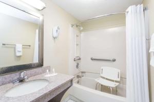 Koupelna v ubytování Days Inn by Wyndham Destin