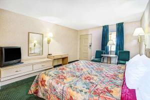 Säng eller sängar i ett rum på Days Inn by Wyndham Arlington/Washington DC