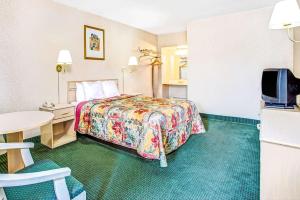Habitación de hotel con cama y mesa en Days Inn by Wyndham Arlington/Washington DC, en Arlington