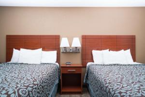 Postel nebo postele na pokoji v ubytování Days Inn by Wyndham Mankato