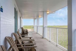 En balkon eller terrasse på Days Inn by Wyndham Kill Devil Hills Oceanfront - Wilbur