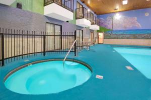 Πισίνα στο ή κοντά στο Days Inn by Wyndham East Albuquerque