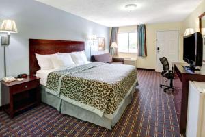 una habitación de hotel con una cama y un televisor en Go2 Inn & Suites By Relianse -Albuquerque, en Albuquerque