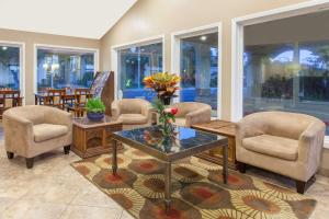 Posezení v ubytování Days Inn by Wyndham Camarillo - Ventura