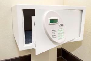 Un termómetro blanco en la pared de un baño. en Go2 Inn & Suites By Relianse -Albuquerque, en Albuquerque