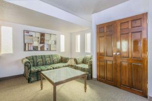 Posezení v ubytování Days Inn by Wyndham Camarillo - Ventura