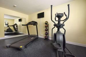 Habitación con gimnasio con cinta de correr y espejo en Days Inn by Wyndham Greenwood SC en Greenwood