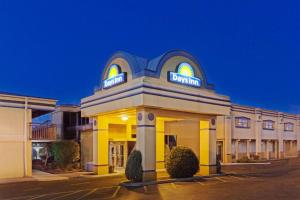 un hotel con un cartel en la parte delantera de un edificio en Days Inn by Wyndham Oklahoma City Fairground, en Oklahoma City