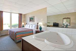 Voodi või voodid majutusasutuse Days Inn by Wyndham Parsippany toas