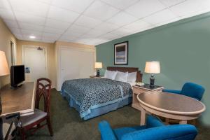大西洋城的住宿－大西洋城海濱浮橋戴斯酒店，酒店客房带一张床、一张桌子和椅子