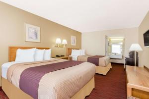 Postel nebo postele na pokoji v ubytování Days Inn by Wyndham Staunton + 30 fotografií