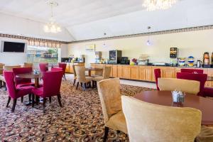 TV a/nebo společenská místnost v ubytování Days Inn by Wyndham Staunton