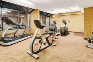 een fitnessruimte met verschillende loopbanden en crosstrainers bij Days Inn by Wyndham Cheyenne in Cheyenne