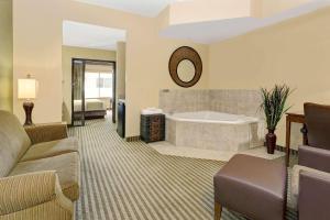 Posezení v ubytování Days Inn by Wyndham Cheyenne