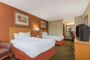 Postel nebo postele na pokoji v ubytování Days Inn by Wyndham Columbus Fairgrounds + 27 fotografií