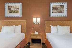 Postel nebo postele na pokoji v ubytování Days Inn by Wyndham Columbus Fairgrounds