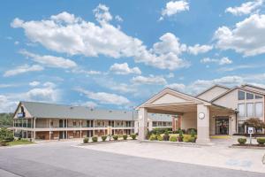 un montage de l'avant d'un bâtiment dans l'établissement Days Inn by Wyndham Wytheville, à Wytheville