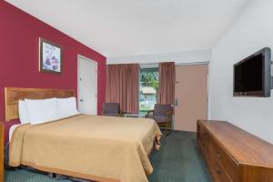 een hotelkamer met een bed en een flatscreen-tv bij Days Inn by Wyndham Mt. Sterling in Mount Sterling