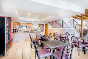 un restaurant avec des tables et des chaises et une cuisine dans l'établissement Days Inn & Suites by Wyndham Lordsburg, à Lordsburg