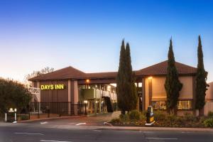 a building with a sign that reads days inn at Days Inn by Wyndham Pinole Berkeley in Pinole