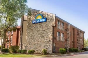 um edifício com uma placa que lê dias pousada em Days Inn by Wyndham Raleigh-Airport-Research Triangle Park em Morrisville