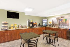 ห้องอาหารหรือที่รับประทานอาหารของ Days Inn by Wyndham Raleigh-Airport-Research Triangle Park