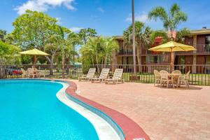 Πισίνα στο ή κοντά στο Days Inn by Wyndham Bradenton - Near the Gulf