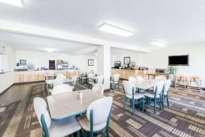 A restaurant or other place to eat at Days Inn by Wyndham Bismarck