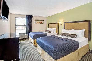 Una cama o camas en una habitación de Days Inn by Wyndham Great Lakes - N. Chicago