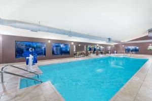 The swimming pool at or close to Days Inn by Wyndham Bismarck