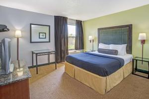 Una cama o camas en una habitación de Days Inn by Wyndham Great Lakes - N. Chicago