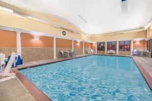 Bazén v ubytování Days Inn by Wyndham Minot nebo v jeho okolí