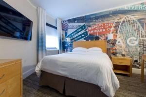 Tempat tidur dalam kamar di Hotel Versey Days Inn by Wyndham Chicago