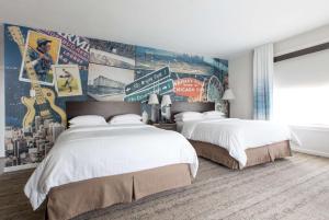 سرير أو أسرّة في غرفة في Hotel Versey Days Inn by Wyndham Chicago