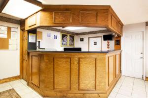 cocina con encimera de madera en una habitación en Days Inn by Wyndham Covington, en Covington