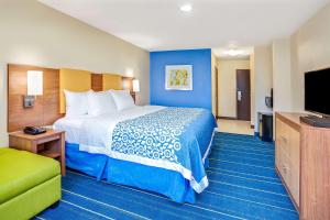 Säng eller sängar i ett rum på Arya Inn & Suites